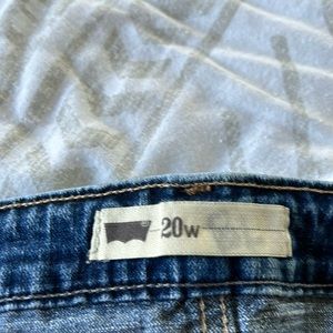 20 W Levi’s Capris